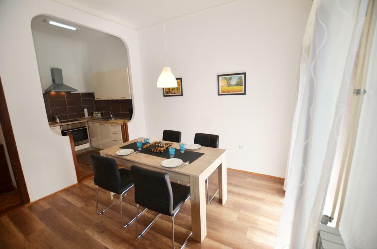 Yulia Apartments Ровинь Экстерьер фото