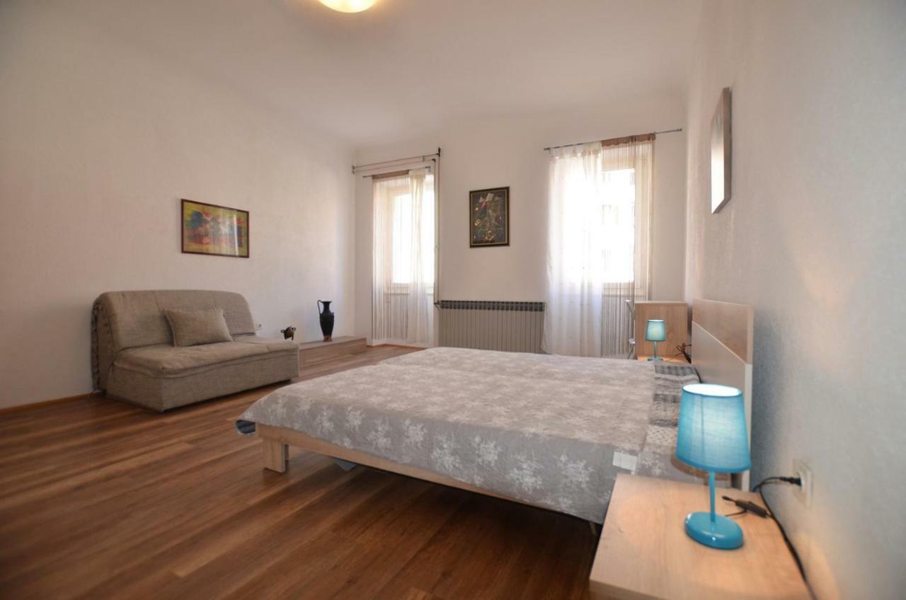 Yulia Apartments Ровинь Экстерьер фото
