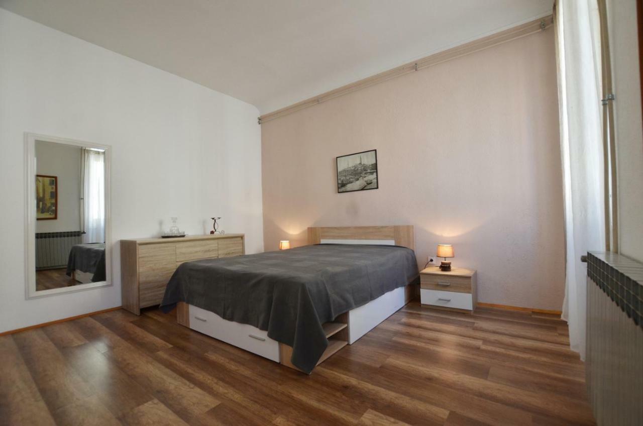Yulia Apartments Ровинь Экстерьер фото
