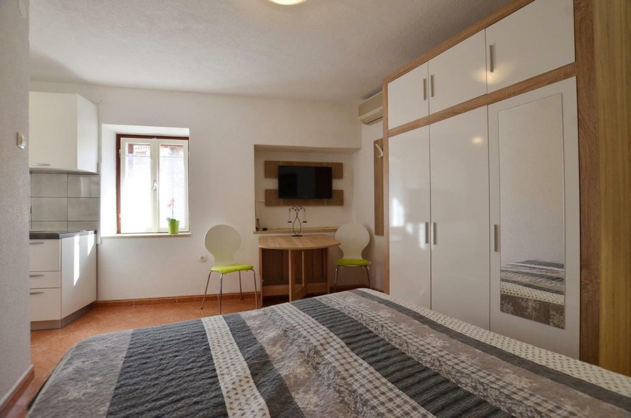 Yulia Apartments Ровинь Экстерьер фото